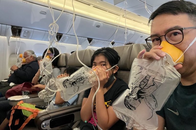 長榮航空飛馬尼拉航班7日上午因艙壓出現異常訊息,按標準作業返航並安全抵達,長榮已調派航機載運及提供餐券。旅客表示,雖然緊張,但乘客都很冷靜,長榮也已安排班機續飛。(旅客提供)中央社記者吳睿騏桃園機場傳真 114年8月7日