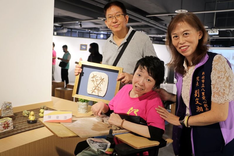 新北市立八里愛心教養院7日在滬尾藝文休閒園區推出特展「陶藝．淘意」，腦麻院生陳韋汝（右2）親手捏製的作品「陶竹」也在站出之列，她開心與教養院長劉文湘（右）及創作作品合影留念。（新北市社會局提供）中央社記者黃旭昇新北市傳真  114年8月7日