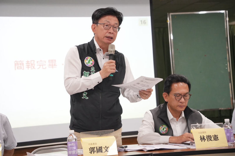 民主進步黨籍立法委員郭國文(左)、林俊憲(右)7日邀經濟部、財政部等,在台南市佳里區公所與受災中小企業座談。(郭國文服務處提供)中央社記者楊思瑞台南傳真 114年8月7日
