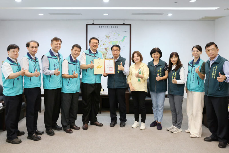 台南市中醫師公會捐贈新台幣160萬5000元助丹娜絲風災受災戶，市長黃偉哲（中）7日代表市府受贈並頒發感謝狀。（台南市政府提供）中央社記者楊思瑞台南傳真  114年8月7日