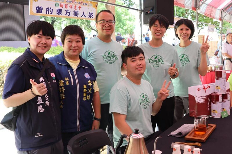 苗栗縣2025東方美人茶評鑑比賽7日頒獎,多項大獎都由銅鑼鄉茶農拿下,其中曾郁芳(右2)蟬聯特等獎,展現製茶實力。(苗栗縣政府提供)中央社記者管瑞平傳真 114年8月7日