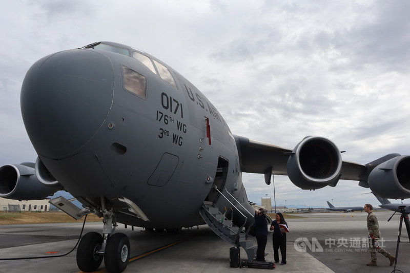 美軍將再次以C-17運輸機載運冷天候全地形車,部署至北極圈小鎮訓練。圖為C-17運輸機。攝於7月29日。中央社記者鍾佑貞阿拉斯加安克拉治攝 114年8月7日