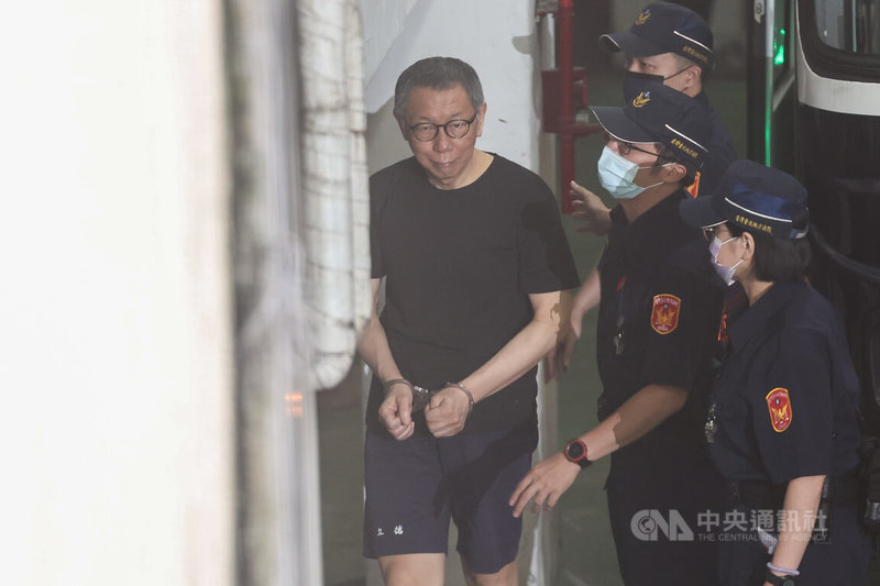 台北地方法院審理京華城案，7日提訊在押的前台北市長柯文哲（左）等被告。中央社記者吳家昇攝　114年8月7日