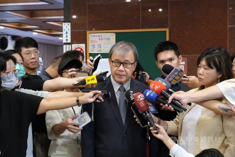 近日台灣師範大學女足隊抽血案備受矚目，多所大學也傳出霸凌、性平事件，教育部長鄭英耀（中）7日赴立法院專案報告，會前接受媒體聯訪表示，一定會從嚴究責，並將檢討、精進相關法規的處理流程。中央社記者陳至中攝　114年8月7日