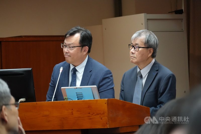 台師大女足抽血案備受關注，民進黨立委范雲7日質疑，研究涉及體育署運科支援計劃，恐有強迫未成年受試等問題，不該成為人體研究的「法外之地」。體育署長鄭世忠（左起）、教育部長鄭英耀等人允諾1個月內給報告。中央社記者陳至中台北攝　114年8月7日