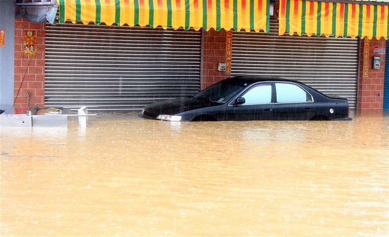圖為暴雨過後,停放路邊的自小客車慘遭水淹。(中央社檔案照片)