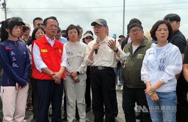 圖為行政院長卓榮泰（前右3）7月29日前往嘉義縣勘災。（中央社檔案照片）