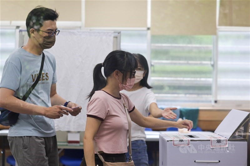 圖為立委罷免案投票日，民眾26日早起投票。（中央社檔案照片）