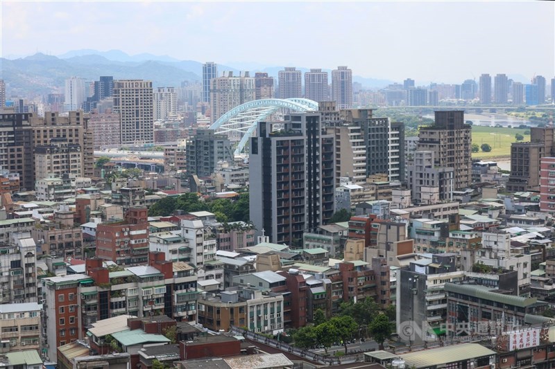 為了確保購屋者資金需求，財政部表示，公股銀行會依照規定審慎核貸新青安。圖為從高處鳥瞰台北市中正區市景。（中央社檔案照片）