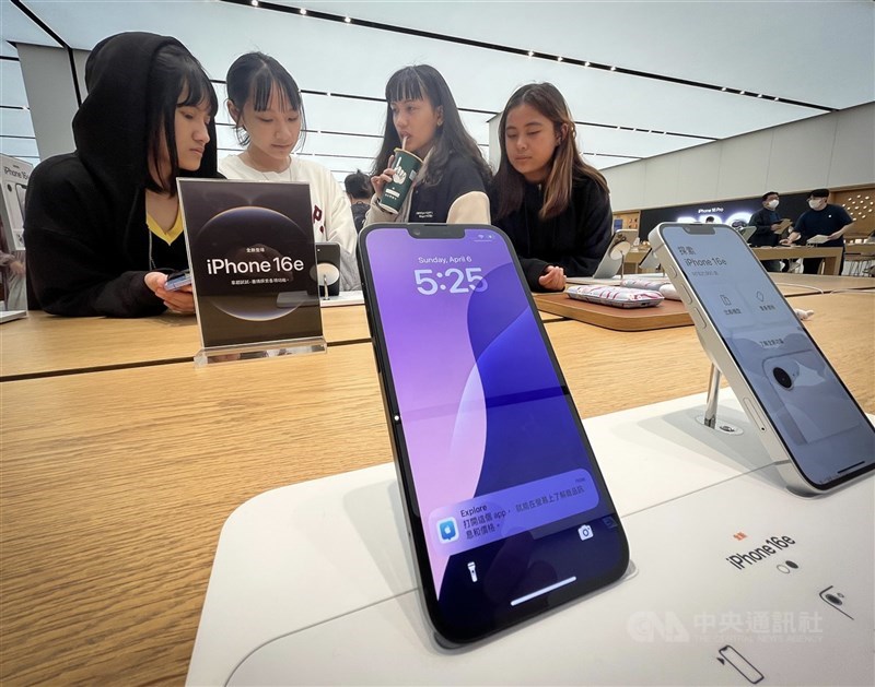圖為蘋果專賣店展陳的iPhone手機。(中央社檔案照片)