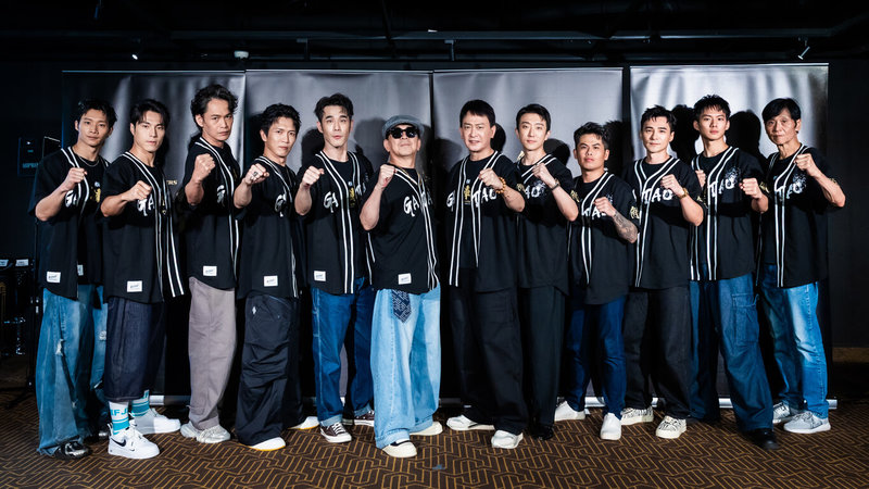 電影「角頭」系列全新篇章「角頭－鬥陣欸」21日正式在台上映，主要演員黃冠智（左起）、唐振剛、黃鐙輝、黃尚禾、黃騰浩、高捷、王識賢、張懷秋、張再興是元介、吳念軒、喜翔7日齊聚出席宣傳記者會。（曼尼娛樂提供）中央社記者洪素津傳真  114年8月7日