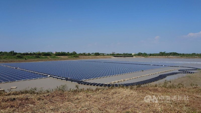 嘉義鹿草荷苞嶼滯洪池浮力式太陽光電場,因日前風災毀損的光電板已於近日移除,目前滯洪池內都是完好的光電模組。中央社記者蔡智明攝 114年8月7日