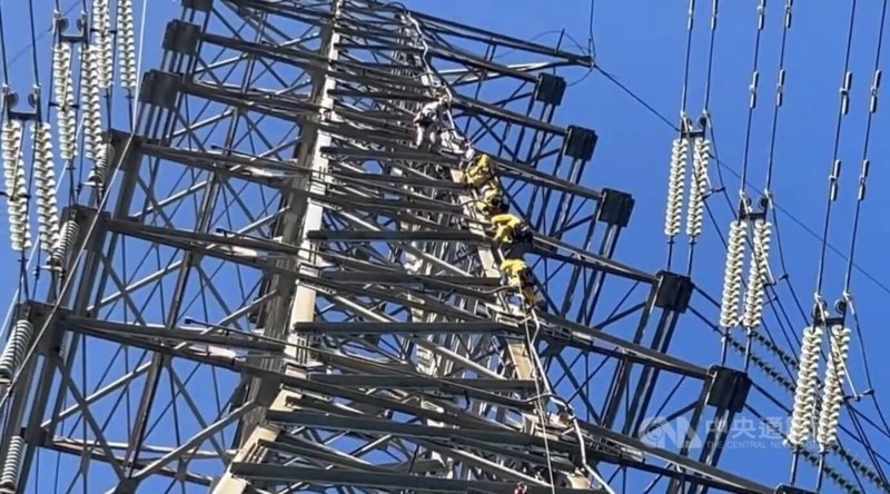 桃園市龜山區一處高壓電塔被發現有民眾吊掛在電線上且已死亡,消防局7日出動4名特搜人員爬上高壓電塔將人解下,死者疑為失聯外籍勞工。(翻攝照片)中央社記者葉臻傳真 114年8月7日
