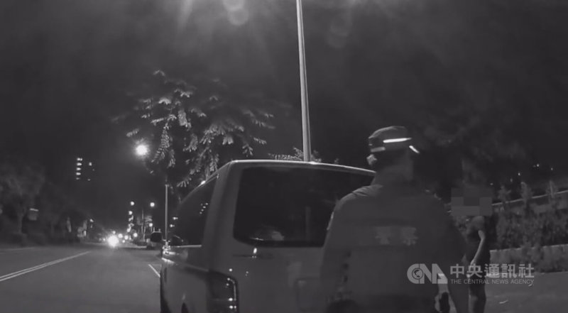 台中市警方7日凌晨獲報，北屯區崇德八路一段路旁，有人施放大量煙火產生噪音，警方到場時發現戴姓男子等3人稱慶祝生日放煙火，依違反社會秩序維護法移送裁處。（翻攝照片）中央社記者蘇木春傳真 114年8月7日