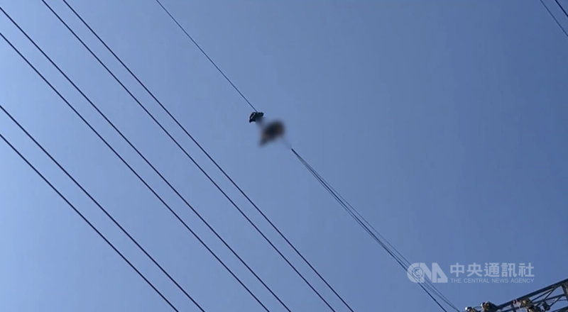 桃園市龜山區一處高壓電塔被發現有民眾吊掛在電線上且已死亡，消防7日攀爬高壓電塔將人解下。（翻攝照片）中央社記者葉臻傳真 114年8月7日
