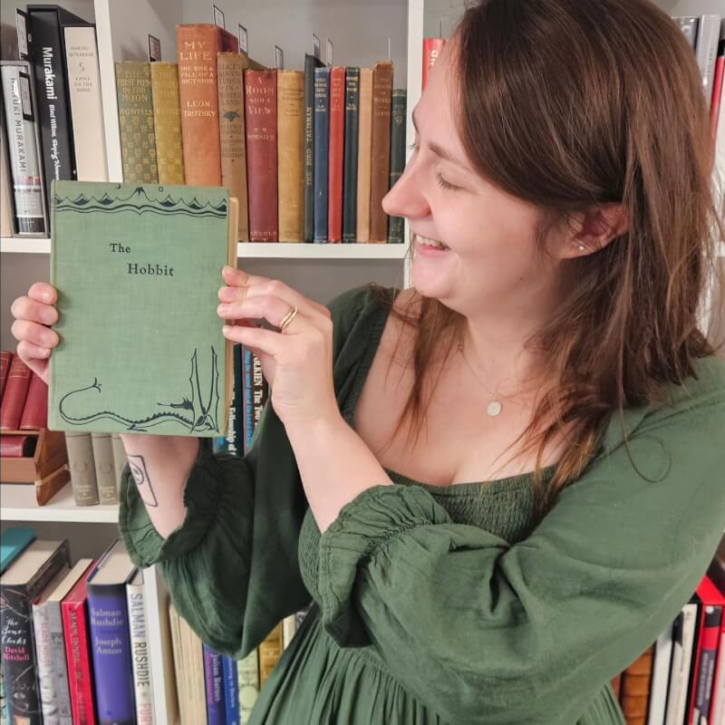 英國西南部一戶人家意外尋獲1937年首刷出版的經典奇幻小說「哈比人」,這本書據信全球可能僅存數百本。(圖取自拍賣公司Auctioneum臉書facebook.com)