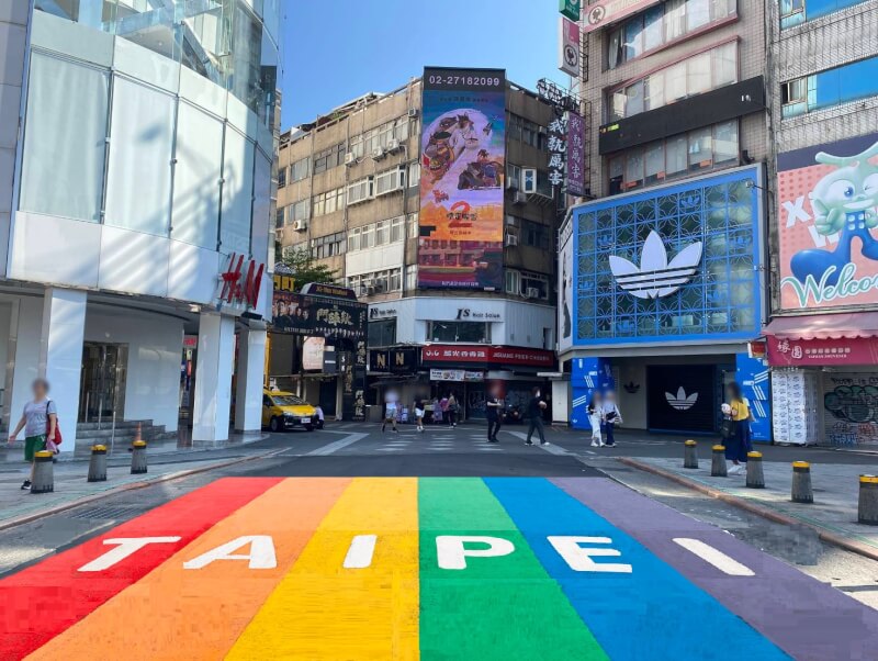 台北市觀傳局表示，為迎接10月的同志遊行，重新彩繪西門捷運站6號出口前的彩虹地景，預計15日前完工，TAIPEI字樣也會轉向，以全新面貌回歸，讓遊客拍攝彩虹地景時同框西門町商圈。圖為示意圖。（台北市觀傳局提供）中央社記者楊淑閔傳真 114年8月6日