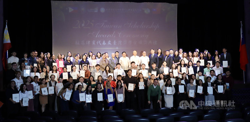 駐菲律賓代表處7日頒發台灣獎學金，2025學年受獎學生達135人。圖為駐菲代表周民淦（後排3白衣者中間）及其他貴賓與受獎人合影。中央社實習記者李香霆馬尼拉攝  114年8月7日