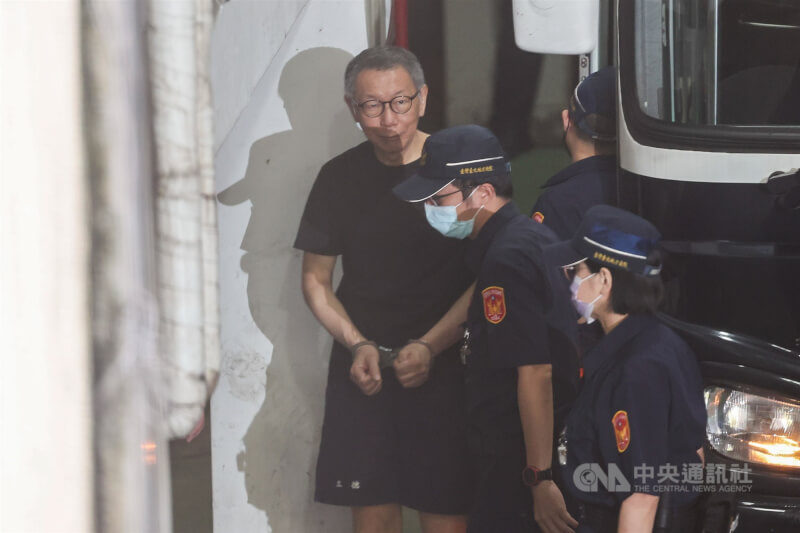 台北地方法院7日提訊在押的前台北市長柯文哲(左)等被告。(中央社檔案照片)