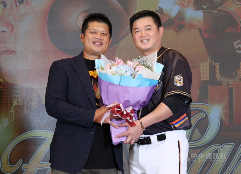 中華職棒統一獅隊7日在台北為41歲野手胡金龍（右）舉辦引退記者會，中信兄弟隊一軍首席教練、南英商工學長陳江和（左）特別到場獻花祝福。中央社記者張新偉攝  114年8月7日