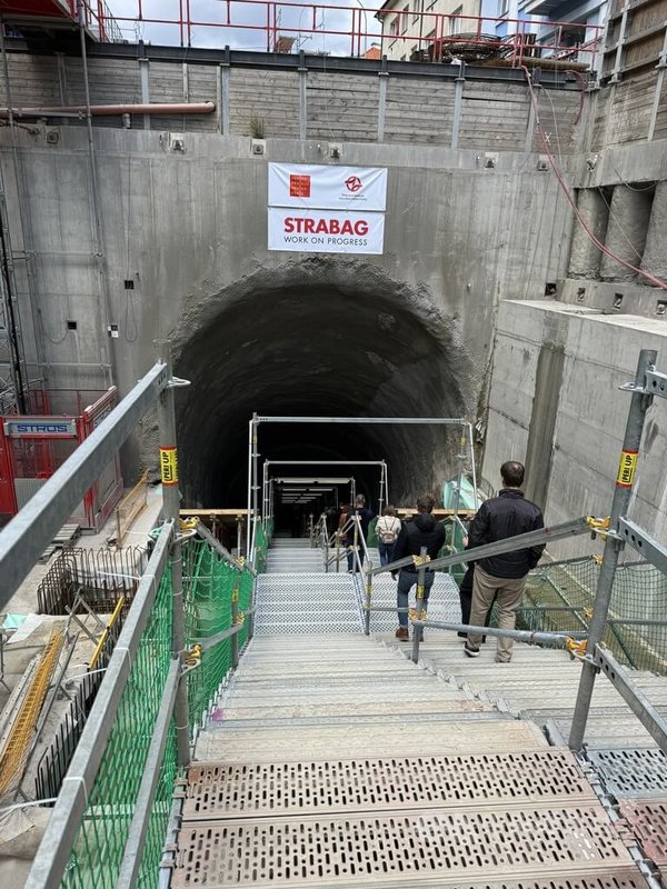 布拉格市政府正積極推動第4條地鐵D線的建設。未來D線將服務布拉格南部大型住宅區,目前該區居民主要仰賴巴士與私人車輛通勤。圖為布拉格市政府日前開放民眾參觀興建中的地鐵D線。中央社記者劉郁葶布拉格攝 114年8月7日