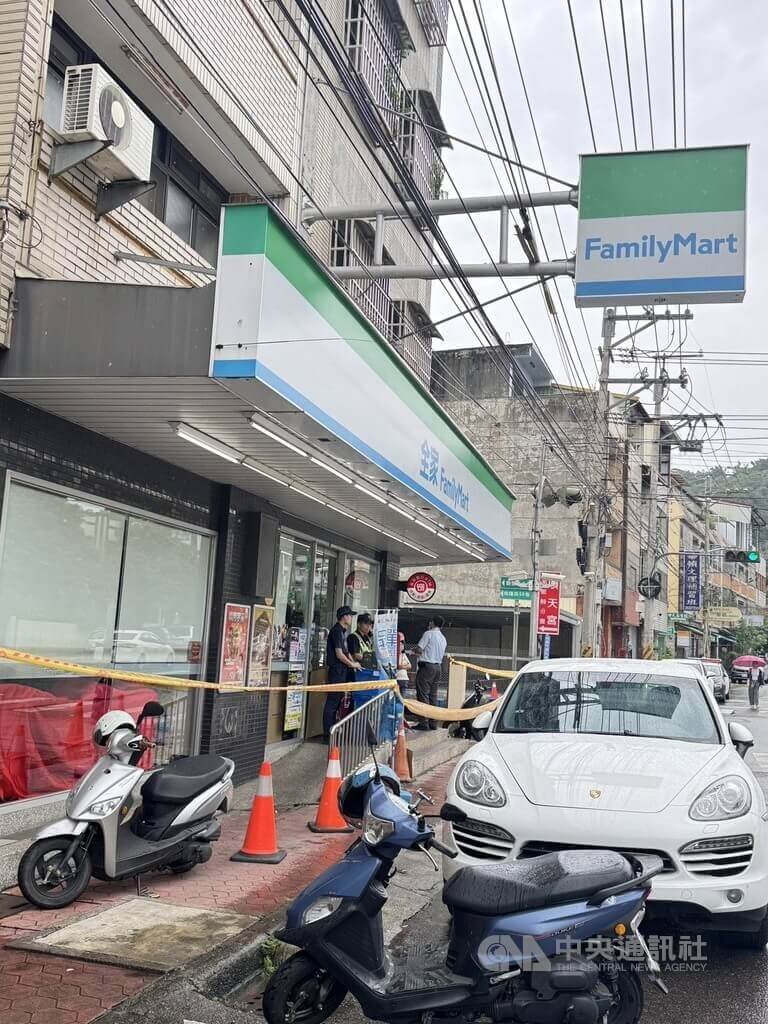 韓籍啦啦隊員河智媛經紀公司總經理詹智能,4日在台中一家超商遇刺身亡。警方在超商外拉起封鎖線,釐清案情。中央社記者趙麗妍攝 114年8月4日
