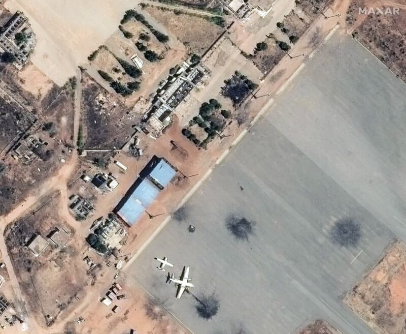 圖為尼亞拉機場2月的空拍圖,可見2架無人機。(Maxar Technologies/Handout via路透社)