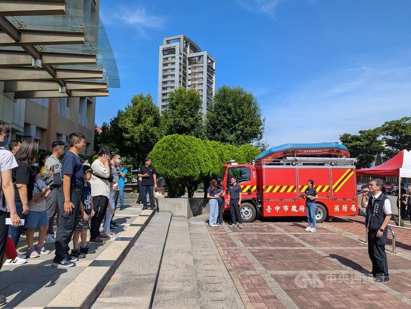 台中市消防局8日舉辦「消防帥老爸」親子主題活動,台中市消防局副局長楊元吉(右)會中表示,希望透過活動,讓孩子們了解爸爸工作所面臨的挑戰。中央社記者蘇木春攝 114年8月8日