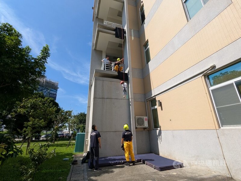 台中市消防局8日舉辦「消防帥老爸」親子主題活動,其中繩索垂降關卡,讓孩童更加認識消防員工作的辛勞。中央社記者蘇木春攝 114年8月8日