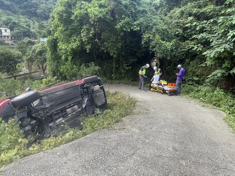 87歲莊姓男子7日駕車行經台中市石岡區石岡街下坑巷126號旁,疑因道路狹窄且對路況不熟,不慎滑落邊坡,導致車輛側翻,駕駛自行爬出車外脫困。(民眾提供)中央社記者趙麗妍傳真 114年8月8日