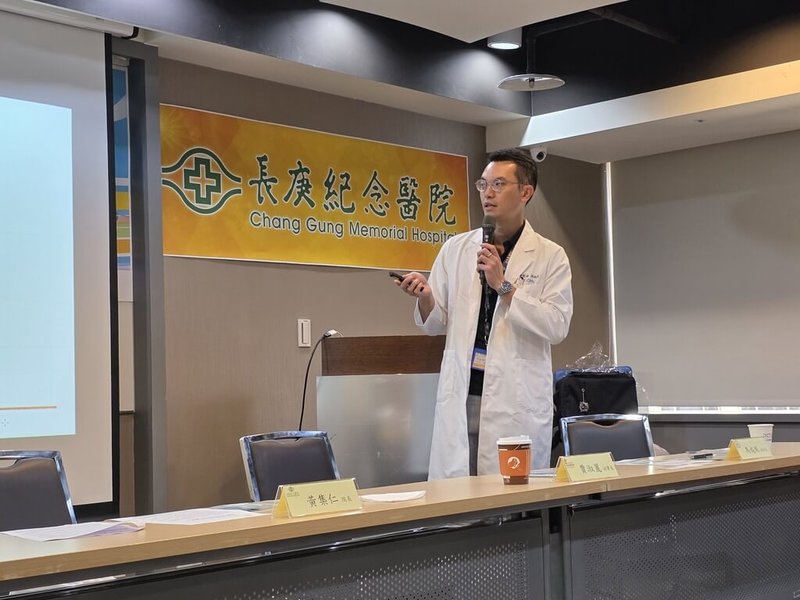 林口長庚醫院脊椎科醫師邱炳燁（圖）8日在衛教記者會說明，肌少症的發生率會隨著年齡增長而增加，70歲以後肌肉量與肌力流失速度更快。國內估計約有30萬名長者受到肌少症影響。（長庚醫院提供）中央社記者曾以寧傳真  114年8月8日