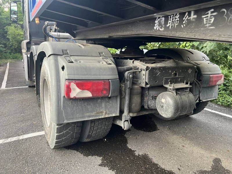黃姓男子日前駕駛曳引車，車頭未懸掛後車牌（圖），面臨員警取締一路狂飆逃上國道，挑釁公權力，最後自知法網難逃而停車，南投縣警察局竹山分局開出10張罰單，並吊扣駕照6個月及吊銷牌照。（警方提供）中央社記者蕭博陽南投縣傳真  114年8月8日