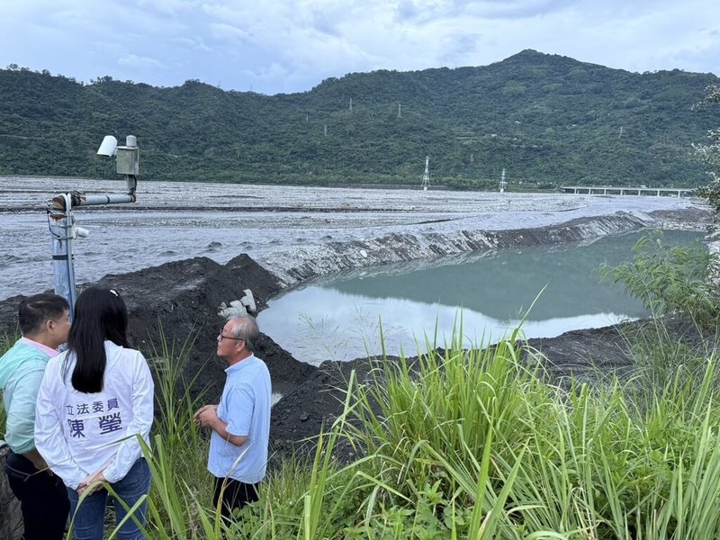 行政院7日通過丹娜絲颱風及728豪雨災後復原重建特別條例草案,民進黨立委陳瑩8日強調,該條例絕對涵蓋台東地區,籲地方政府加速災損提報。圖為陳瑩(中)日前勘查台東水利設施損害情況。(陳瑩服務處提供)中央社記者盧太城台東傳真 114年8月8日