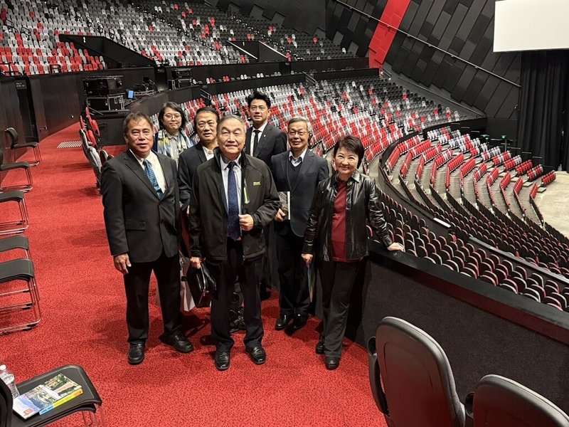 台中市長盧秀燕（右）率團參訪澳洲，7日到雪梨會展中心了解營運模式、空間設計與永續理念，為即將啟用的台中國際會展中心預作準備。（台中市府提供）中央社記者蘇木春傳真  114年8月8日