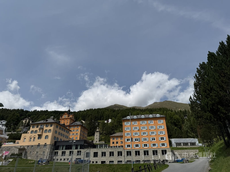 位在瑞士東南山區格勞賓登州(Graubunden)的作爾茲寄宿中學創立於1904年,收費排名全球第6,每年學費12萬2400美元。除了來自全球的學生之外,也接受當地學生申請。 中央社記者郭芳君格勞賓登州攝 114年8月8日