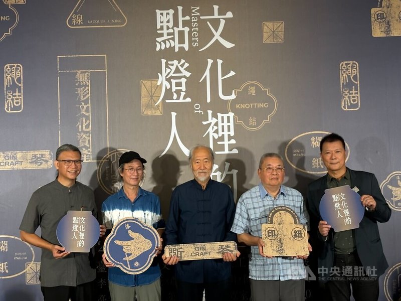台北市文化局「文化裡的點燈人」特展8日開幕，台北市文化局長蔡詩萍（右）藉此機會向每一位無形文化資產保存者致謝。中央社記者陳昱婷攝  114年8月8日