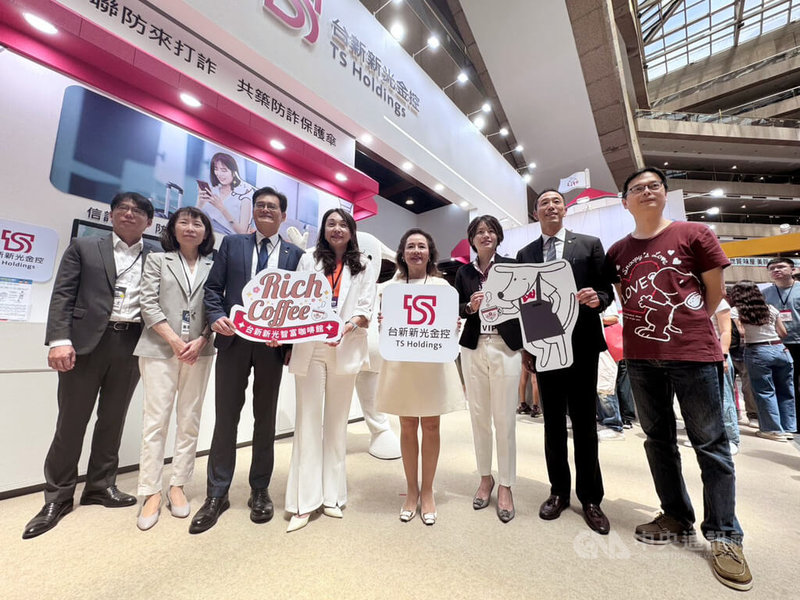 台新新光金控以「Rich Coffee台新新光智富咖啡館」為主題,8日參與高齡健康產業博覽會。中央社記者呂晏慈攝 114年8月8日