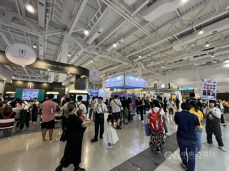 「2025台灣連鎖加盟創業大展－高雄展」8日起一連4天在高雄展覽館登場，此次有超過300個攤位參展；預估增加5500個就業機會，創造逾新台幣16.5億元商機。中央社記者林巧璉攝　114年8月8日