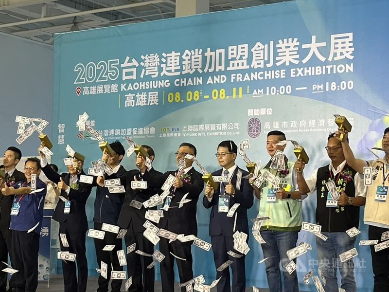 「2025台灣連鎖加盟創業大展-高雄展」8日起一連4天在高雄展覽館登場,此次有超過300個攤位參展。今年展覽首度引進AI虛擬實境,打造3D數位展場體驗。中央社記者林巧璉攝 114年8月8日