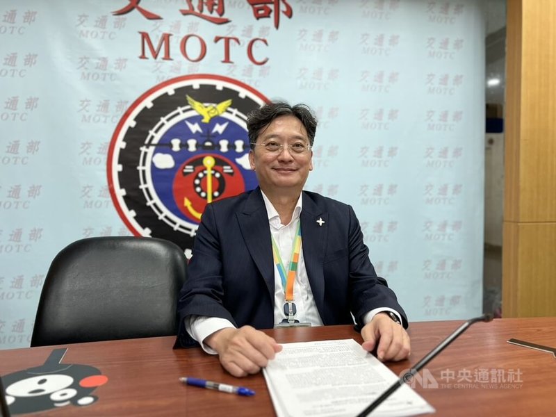 桃園國際機場公司副總經理李俊德（圖）8日在記者會中表示，桃機2025年上半年旅運量2346萬7882人次，較2024年同期成長5.79%，預估全年可達4900萬人次，超越疫情2019年的4868萬人次。中央社記者黃巧雯攝  114年8月8日