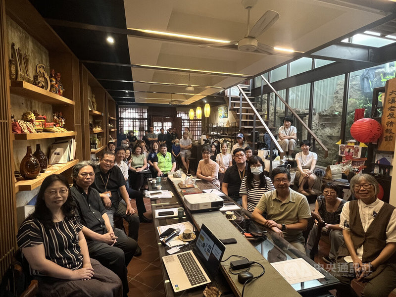 台灣古厝再生協會與台灣文化資產學會、台北市古蹟及歷史建築保存基金會等8日下午在桃園大溪歷史建築「蘭室」舉辦文化資產容積移轉座談會，多名專家學者、政府機關人員、建築及文化相關人士出席與會。中央社記者葉臻攝  114年8月8日