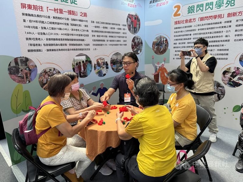 2025高齡健康產業博覽會8日起至10日在台北盛大開展,以「再青春」為活動主題,現場有參展單位帶領長輩一起玩創意樂齡積木,可助延緩失智、失能。中央社記者沈佩瑤攝 114年8月8日