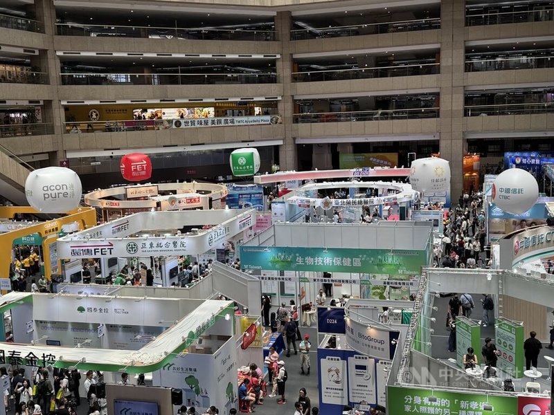 2025高齡健康產業博覽會8日起至10日在台北世貿一館盛大登場，今年以「再青春」為主題，盼助民眾全方位打造快樂長壽、自在熟齡的理想生活。中央社記者沈佩瑤攝  114年8月8日