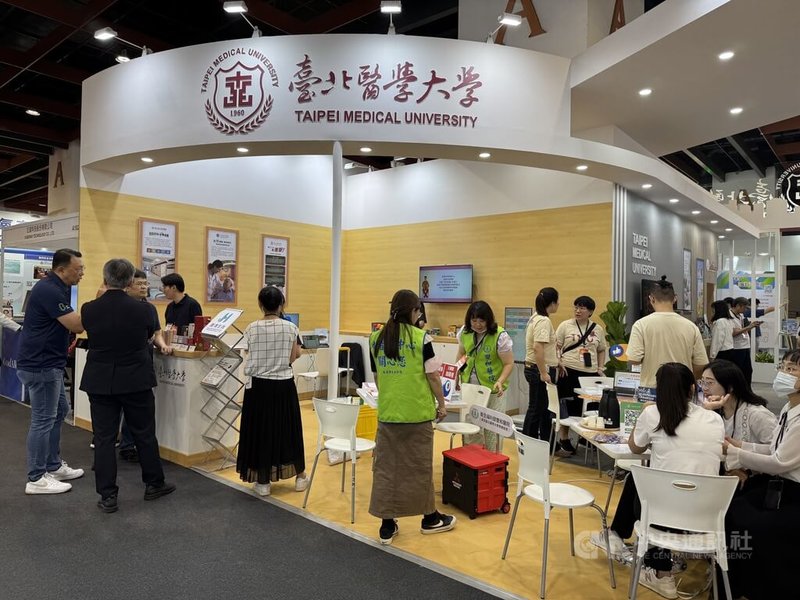 2025高齡健康產業博覽會8日開幕,台北醫學大學醫療體系規畫「居家場域」、「醫療場域」、「長照與社區場域」等沉浸式展區,聚焦智慧醫療、健康促進與高齡照護面向。中央社記者沈佩瑤攝 114年8月8日