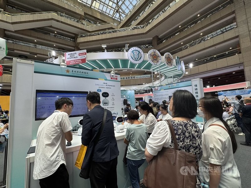 2025高齡健康產業博覽會8日登場,台北榮民總醫院現場展示非接觸式生理量測技術,無需直接接觸就可協助監測心率、呼吸率、血壓等重要數值。中央社記者沈佩瑤攝 114年8月8日