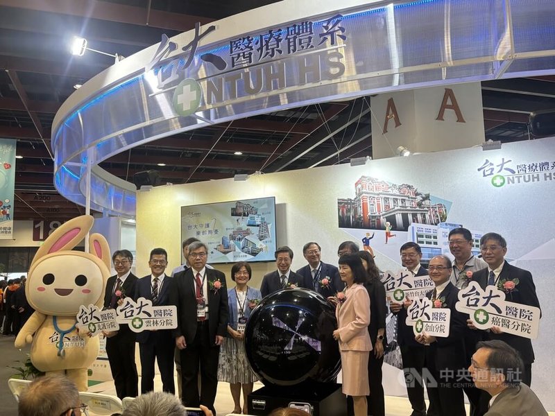 2025高齡健康產業博覽會8日起登場,國立台灣大學醫療體系展出一系列結合科技與人本精神的創新醫療服務與照護方案,展現在智慧健康、高齡友善、偏鄉照護等領域的前瞻實力與豐碩成果。中央社記者沈佩瑤攝 114年8月8日