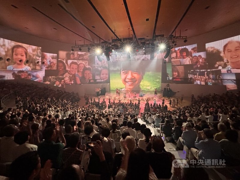 大阪世博TECH WORLD館8日於EXPO HALL舉辦「展館日」,「舞鈴劇場」特別編創「山海天光」,90分鐘毫無冷場的精彩表演,讓觀眾掌聲久久不停歇,還有日本觀眾高喊「謝謝你,台灣」(Thank you,Taiwan),演出大獲成功。中央社記者戴雅真大阪攝 114年8月8日