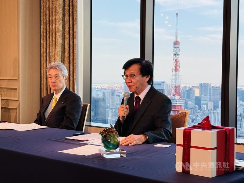 中華民國醫師公會全國聯合會理事長周慶明(右)與日本醫師會會長松本吉郎8日在東京簽署台日兩國醫師會友好協定。周慶明表示,「簽署友好協定是雙方多年情誼的制度化結晶,也為未來在健康、生命與和平上的合作奠定新基礎」。中央社記者楊明珠東京攝 114年8月8日
