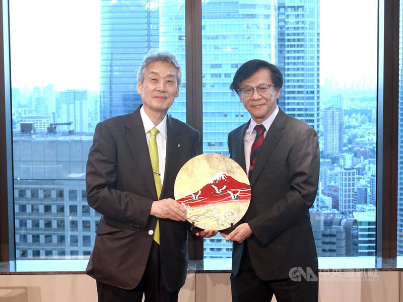 中華民國醫師公會全國聯合會理事長周慶明(右)與日本醫師會會長松本吉郎8日在東京簽署台日兩國醫師會友好協定,為醫界立下新里程碑。兩人還在簽署友好協定儀式上互贈禮品。中央社記者楊明珠東京攝 114年8月8日
