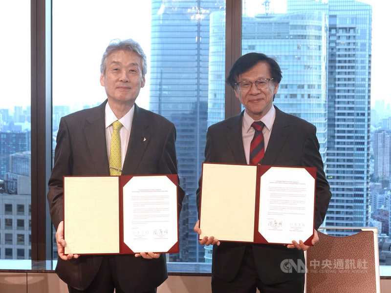 中華民國醫師公會全國聯合會理事長周慶明(右)與日本醫師會會長松本吉郎8日在東京簽署台日兩國醫師會友好協定,確定了未來合作的三大方向。中央社記者楊明珠東京攝 114年8月8日